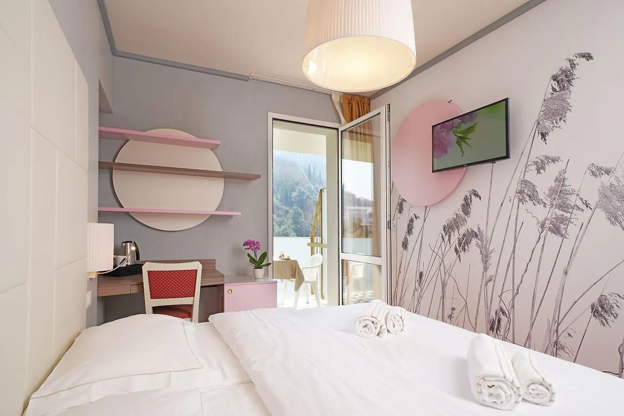 Hotel La Perla - Bike Hotel Garda   Garda (Verona)