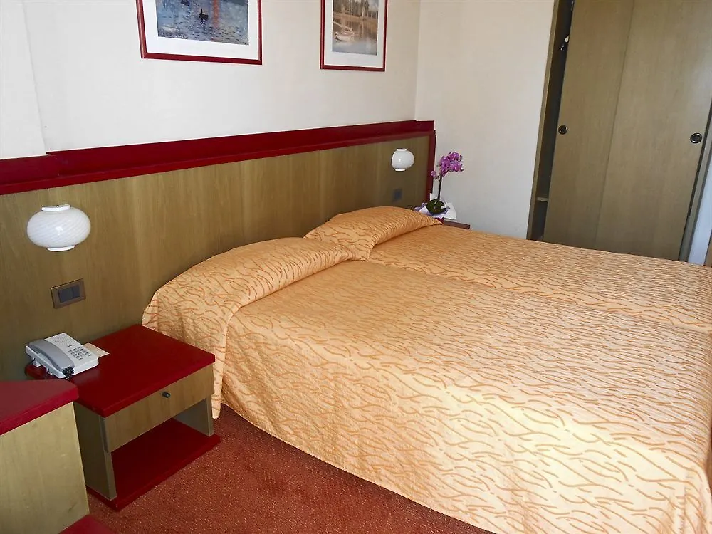 Hotel La Perla - Bike Hotel Garda   Garda (Verona)