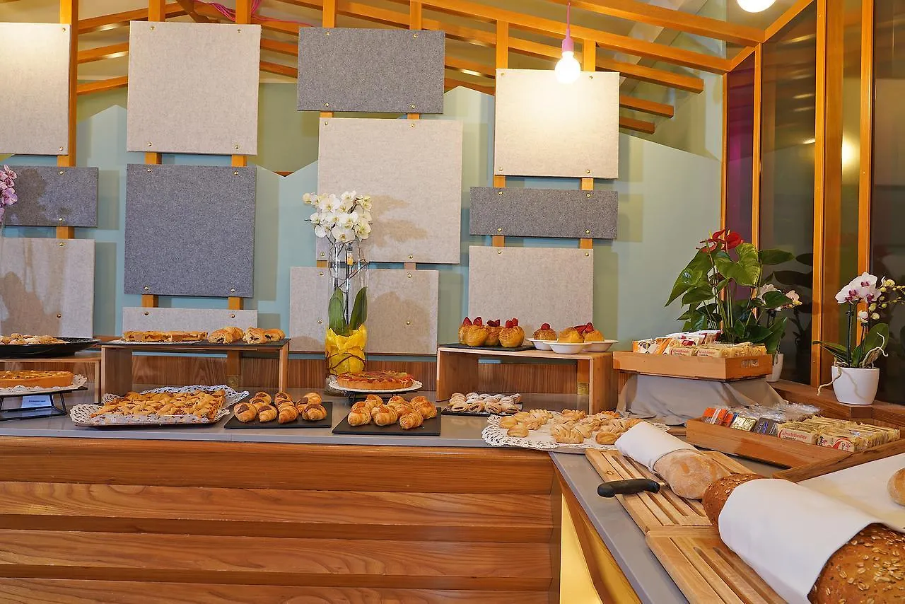 Hotel La Perla - Bike Hotel Garda  3*, Garda (Verona) Italy